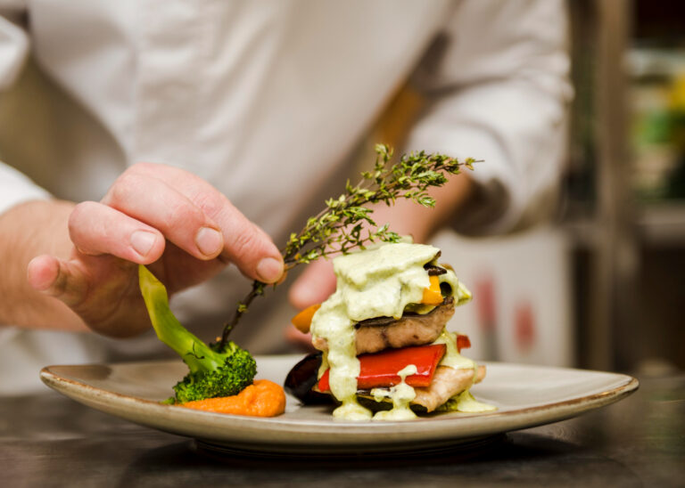 Curso de gastronomia SENAC Para quem é amante da cozinha e deseja trabalhar de forma profissional nesse ramo tão reconhecido, o curso de gastronomia SENAC é hoje uma excelente opção. Até porque, estamos falando de uma área que sempre e por muito tempo deve se manter em alta, com diversas oportunidades tanto no nicho do empreendedorismo como também para trabalho em locais como restaurantes e dentre outros. E, ter um curso reconhecido pelo SENAC é uma excelente opção para iniciar no mercado, principalmente por ser uma empresa de alto reconhecimento e referência no mercado. Por fim, conheça agora tudo sobre o curso de gastronomia SENAC e aprenda como fazer sua inscrição. Quanto tempo dura um curso de cozinheiro no SENAC? Atualmente, o curso de gastronomia ou na área de culinária oferecido pelo SENAC é um dos mais completos, um dos motivos que o torna bastante procurado. E, para isso, é necessário que o aluno cumpra uma carga horário para conseguir o diploma e assim se forme na área. O tempo médio de duração pode variar conforme a unidade escolhida, mas na maioria dos casos o curso técnico tem uma carga horário de 800h. Esse é um dos que possui maior carga horária por envolver diversas áreas em conjunto. Além disso, vale citar que o tempo curso pode variar também de acordo com a área de especialização escolhido. Você consegue escolher hoje o curso de gastronomia para diversas áreas, como: • Salgadeiro; • Doces e salgados para festas; • Sobremesas comerciais; • Técnico em gastronomia • Cozinheiro; • Responsável técnico em setor alimentício; • Pizzaiolo; • E muito mais. Portanto, você tem um leque de opções, e cada tipo possui uma carga horária diferente. Quanto custa curso de gastronomia SENAC? Mesmo que o SENAC hoje ofereça diversos cursos na modalidade gratuita, o curso técnico geralmente necessita de um certo investimento para ser realizado. Hoje, sim, você pode conseguir uma vaga no curso de gastronomia SENAC gratuita, principalmente através de bolsas, porém, não é algo tão frequente. Levando em consideração o curso técnico de gastronomia, que certamente é um dos mais procurados principalmente por iniciantes que desejam se aperfeiçoar na área, o valor do investimento pode variar conforme a unidade escolhida. No entanto, em geral, o curso possui um valor de investimento que pode variar de R$ 5mil a R$ 11mil, dependendo do que ele abrange. Por exemplo, hoje no SENAC do Ceará, de acordo com dados divulgados no próprio site, o valor de investimento necessário para o curso técnico em gastronomia está por R$11.646,00, valor esse que pode ser parcelado em até 15x de R$ 776,40 no cartão de crédito. Além disso, o Senac hoje oferece a modalidade de parcela em boleto, o que pode facilitar para aqueles que não possuem cartão de crédito. Como se inscrever no Curso de gastronomia SENAC? Para se inscrever no curso de gastronomia SENAC é muito simples e rápido, onde todo o processo pode ser feito sem necessariamente ir até uma unidade presencial. Claro que, ao começar as aulas, em boa parte dos casos você precisará frequentar uma unidade presencial mais próxima, principalmente para participar daquelas aulas da modalidade prática. Para fazer sua inscrição, basta entrar no site do SENAC da sua região, procurar pela modalidade gastronomia, escolher o curso desejado e na aba de dados, enviar seus dados. Ao receber seus dados, um consultor do SENAC entrará em contato com você para concluir sua inscrição. Além disso, você também pode entrar em contato direto pelos meios de contato do SENAC da sua região, geralmente divulgados também no site. Por fim, só fique atento para realizar a inscrição sempre no período de abertura de turmas, que geralmente ocorre sempre no começo e meio do ano. Curso de gastronomia SENAC gratuito? Como conseguir? Conforme citamos anteriormente, sim, você tem como conseguir uma bolsa para um curso de gastronomia SENAC gratuitamente. Todos os anos, os SENAC do país abrem vagas de bolsas de estudo para participantes que se encaixem na qualidade de baixa renda. Geralmente são vagas limitadas, mas caos você cumpra os requisitos é possível tentar uma vaga. Na maioria dos casos é feito um processo seletivo na instituição, e aí sendo escolhido alguns participantes. Por fim, hoje a melhor forma para conseguir uma vaga é ficar atento ao site do SENAC da sua região ou ir direto a unidade física para se informar quando haverá novas vagas. Considerações finais O curso gastronomia SENAC pode trazer inúmeros benefícios, sendo uma excelente opção para você que busca uma formação de qualidade nessa área. Portanto, caso seja seu desejo, aproveite agora mesmo e se inscreva aproveitando as turmas abertas.