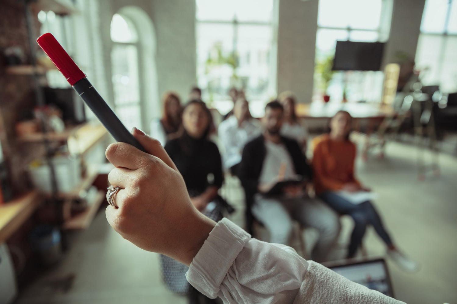 Curso SENAI Técnico: foto com pessoas em sala de aula